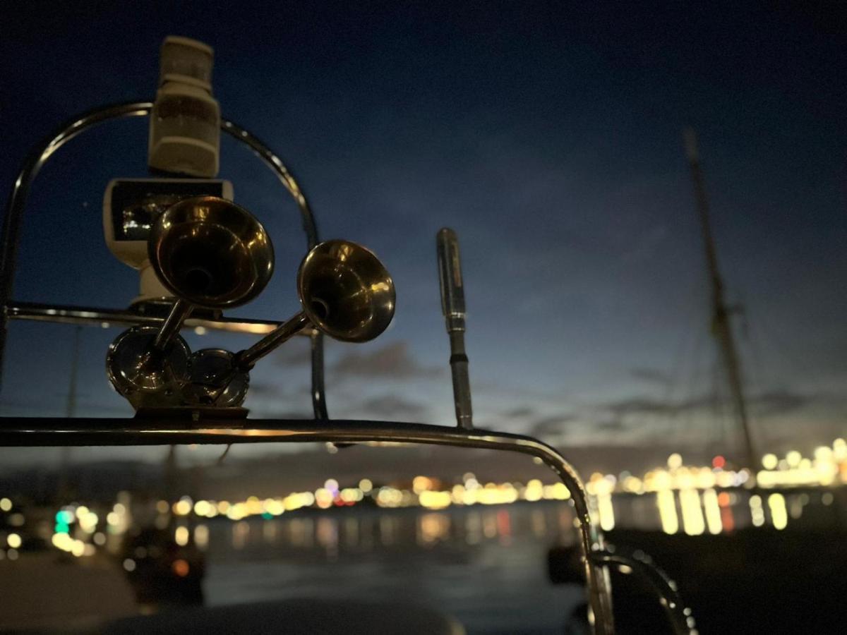 Tranquility Yachts -a 52ft Motor Yacht With Waterfront Views Over Plymouth. Hotel en barco Plymouth